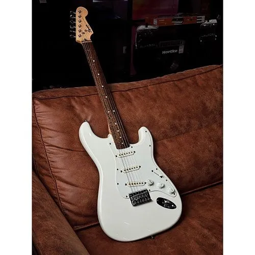 Fender Squier Bullet Stratocaster HT SSS Arctic White Электрогитара Б\У.